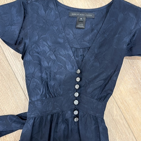 Women’s Marc Jacobs XS cap sleeve, tie back dressto knee. Like new. 100% silk - Picture 2 of 7